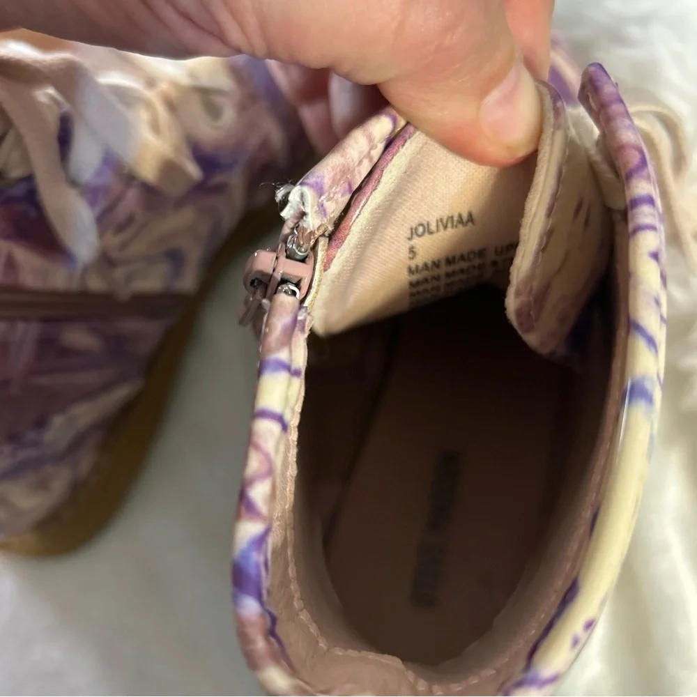 Steve Madden size 5 Stylish‎ Purple and Cream kids Boots